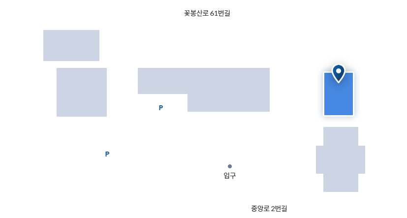 청사 배치도. 왼쪽 상단부터 시계방향으로 꽃봉산로 61번길, 본관, 신관(현재위치), 산청군 의회, 중앙로 2번길, 입구, 주차장, cctv통합 관제센터, 후생관이 위치해 있습니다. 신관은 입구에서 1시 방향에 있습니다.